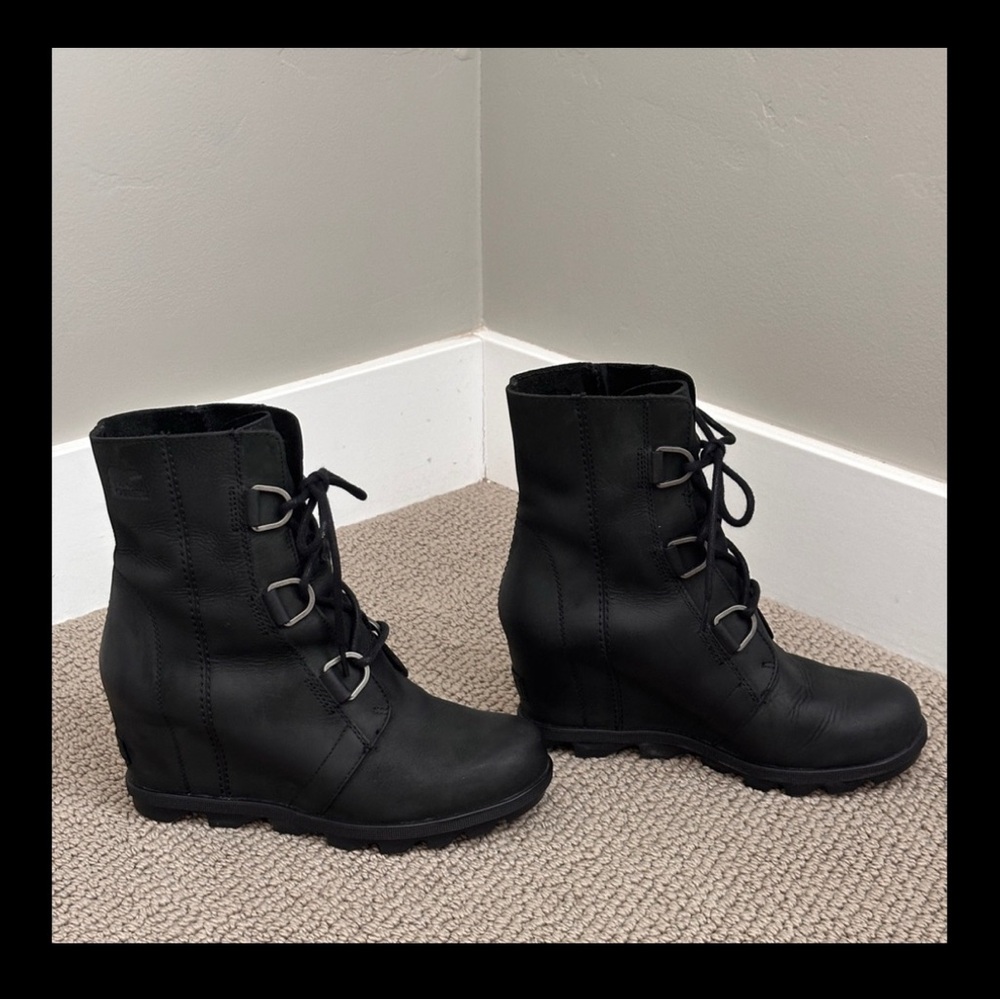 LIKE NEW Joan of Arctic ll Sorel Black Lace-Up Wedge Boots